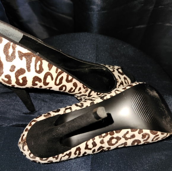 Guess Peep Toe Leopard Print Real Cow Fur Tall Platform Heels Size 5.5M - Picture 6 of 6